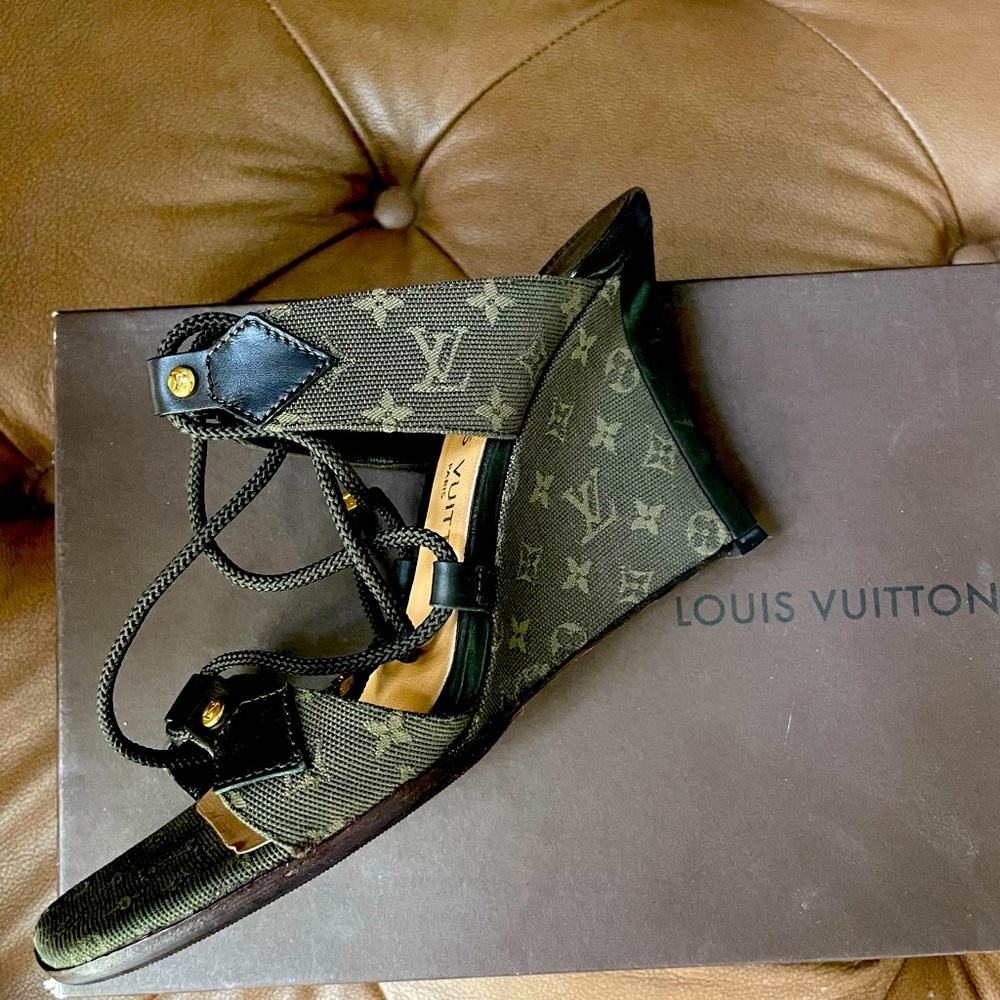 LLOUIS VUITTON LUCIE WEDGE MULES SIZE9 Mini Monogram LaceUp Wedge Sandals…
